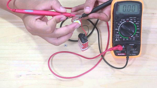 Sử dụng đồng hồ vạn năng để kiểm tra điện