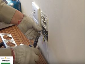 Các công đoạn sửa thay thế ổ cắm điện bị hỏng