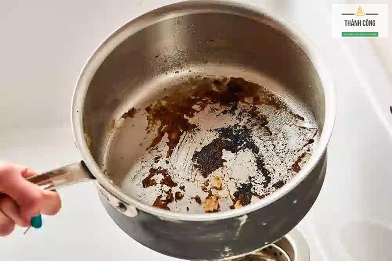 Nhược điểm dễ nhận thấy nhất của nồi inox là dẫn nhiệt không đều, dễ làm cháy thức ăn Nhược điểm dễ nhận thấy nhất của nồi inox là dẫn nhiệt không đều, dễ làm cháy thức ăn