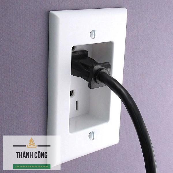 Nguyên nhân đầu tiên làm nồi chiên không dầu không vào điện là lỏng phích cắm