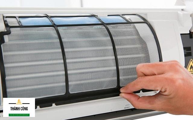 Lưới lọc bụi điều hòa có tác dụng ngắn bụi bẩn và giữ lại chúng giúp tạo ra môi trường trong sạch hơn