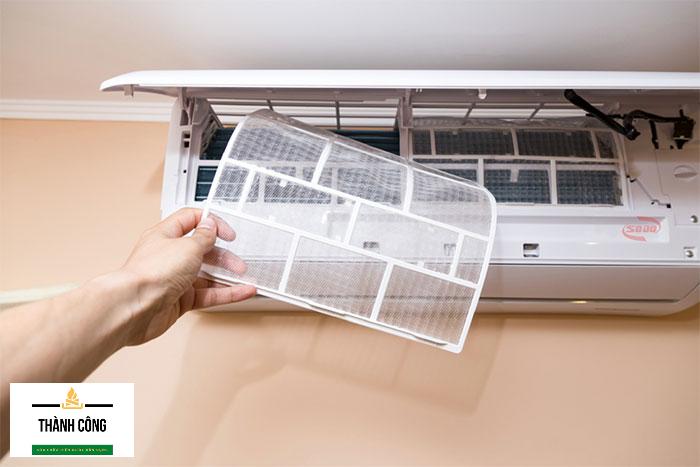 Mở nắp mặt trước và tháo lưới lọc ra khỏi điều hòa