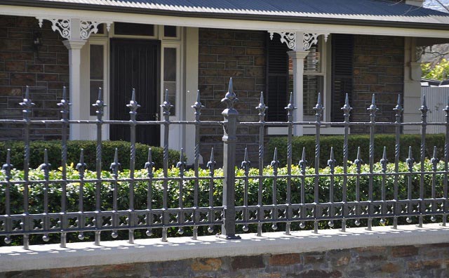 Chọn hàng rào sắt cần phù hợp với kiến trúc tổng thể của ngôi nhà