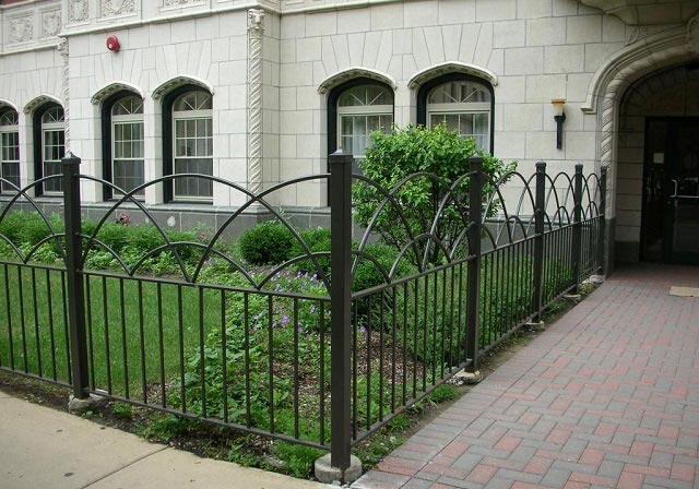 Hàng rào sắt giúp cho không gian tổng thể của ngôi nhà trở nên đẹp mắt và ấn tượng hơn