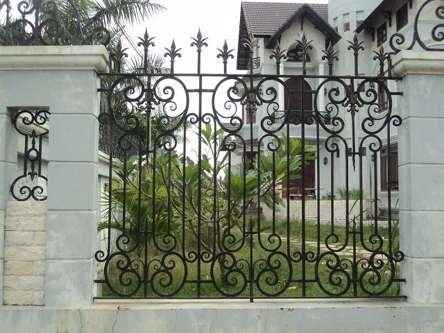 Mẫu hàng rào sắt hoa văn được thiết kế cầu kỳ tinh tế mang lại vẻ đẹp sang trọng cho ngôi nhà